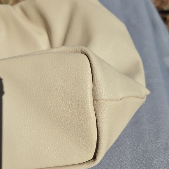 Moroccanoil Soft Cream Cosmetic Pouch - Picture 3 of 10